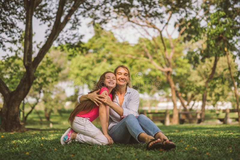 Πορτρέτο του νέου ευτυχούς όμορφου αγκαλιάσματος μητέρων και κορών